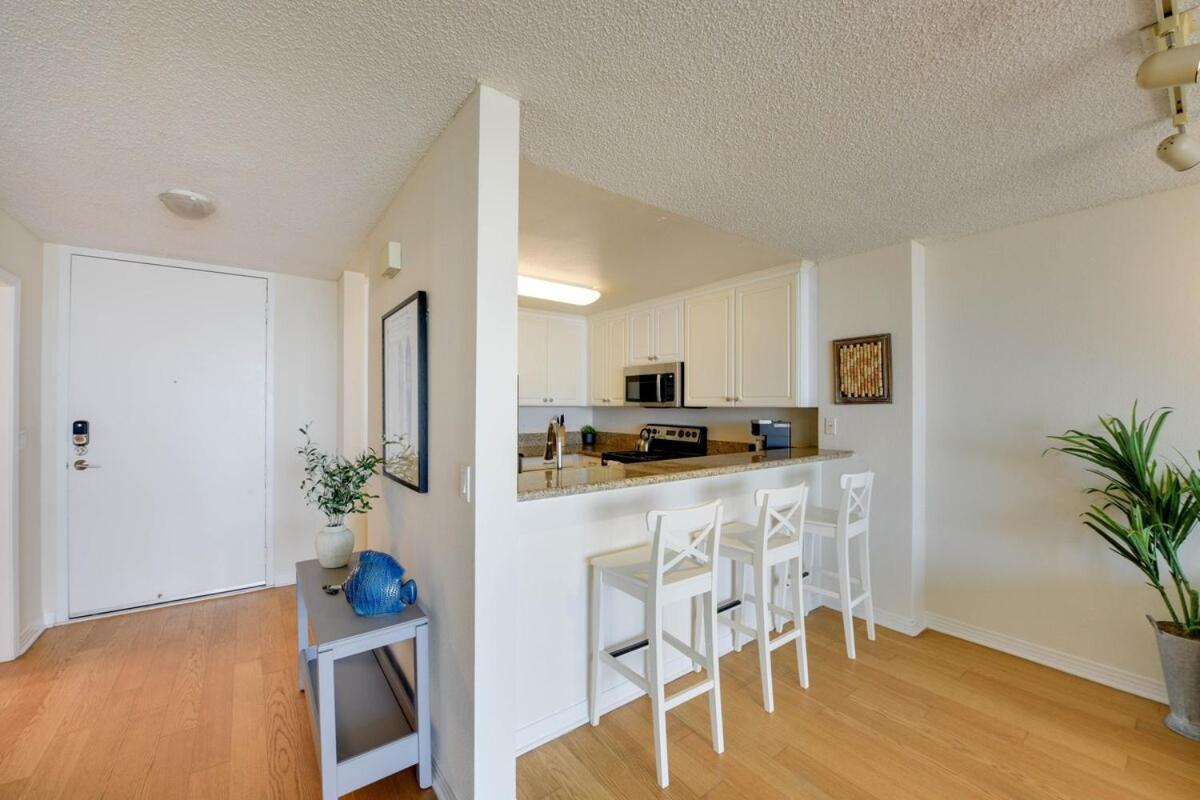 Oceanfront Bliss, & Marina Views, Roomy 1br Apartment