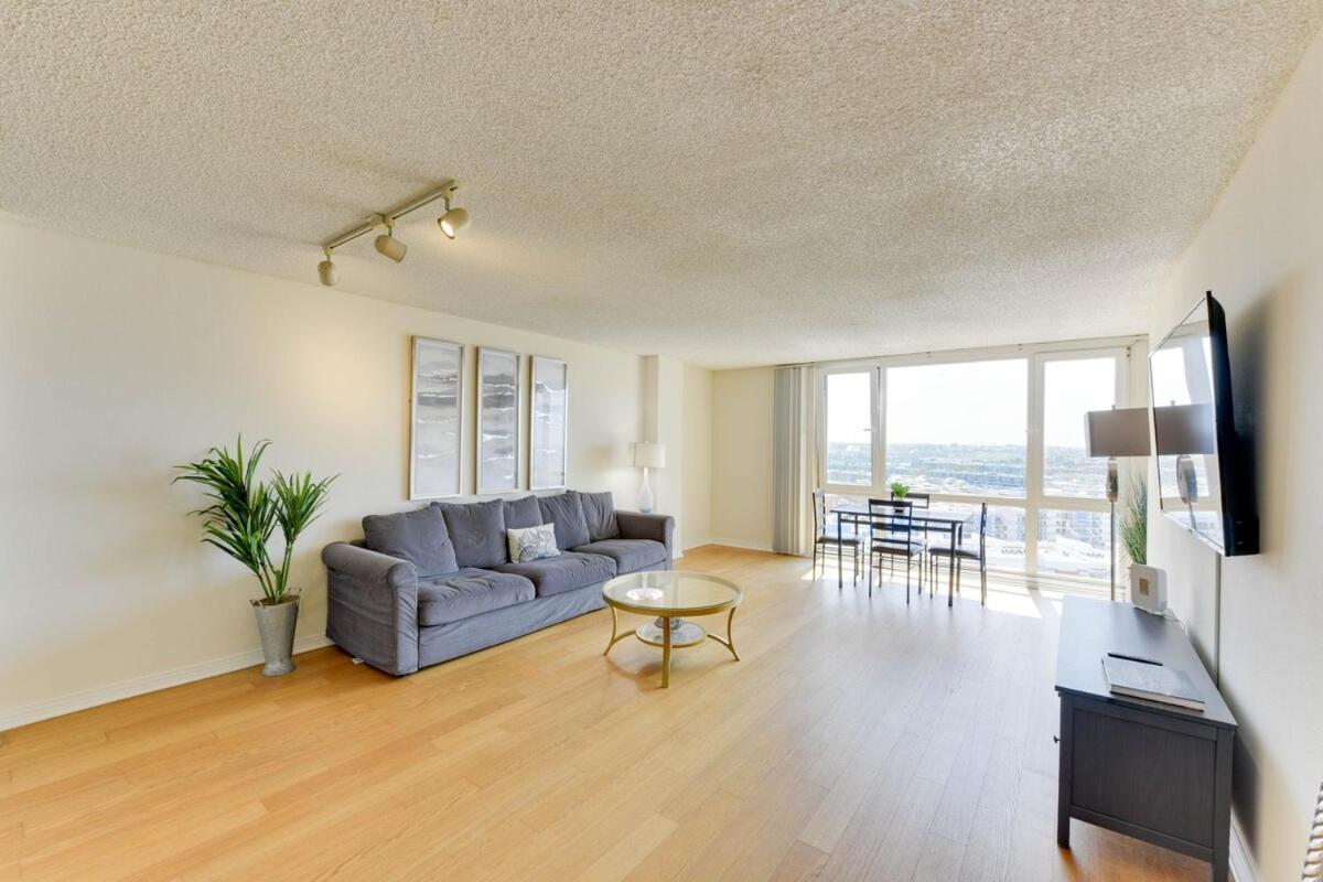 Oceanfront Bliss, & Marina Views, Roomy 1br